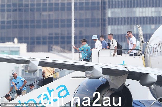 Grealish(中)被发现穿着前一天晚上的同一件球衣,因为一群精选的曼城球星在经过 12 小时的旅行后返回曼彻斯特继续在伊维萨岛的派对