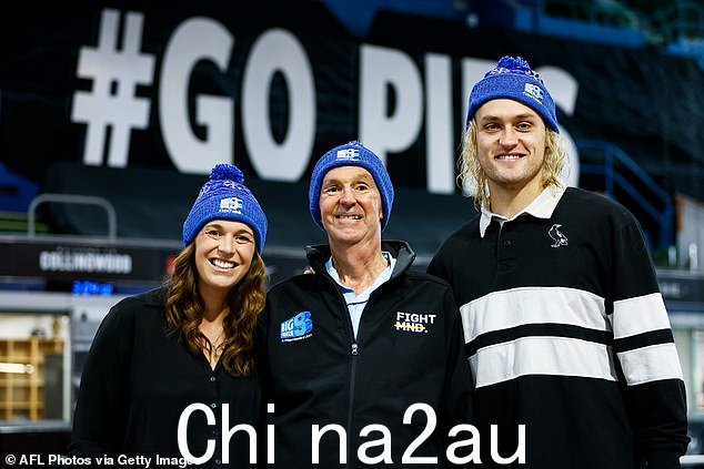 喜鹊队的 Darcy Moore 在 Collingwood Magpies 的 FightMND 期间与 Neale 和 Bec Daniher 合影留念