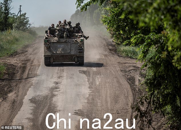 6 月 9 日,乌克兰军人乘坐 M113 装甲运兵车,在俄罗斯对乌克兰的攻击中,靠近前线城市巴赫穆特,顿涅茨克地区,