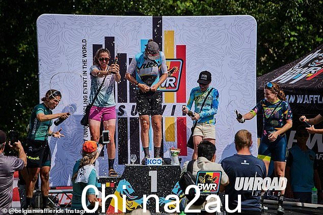 可以看到 Austin Killips 在星期六在北卡罗来纳州举行的 Belgian Waffle Ride 碎石赛后登上领奖台