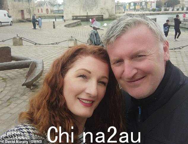 Liz 和 David Murphy(如图)在以大约 400,000 英镑的价格购买整个法国小村庄之前一直生活在'老鼠赛跑'中