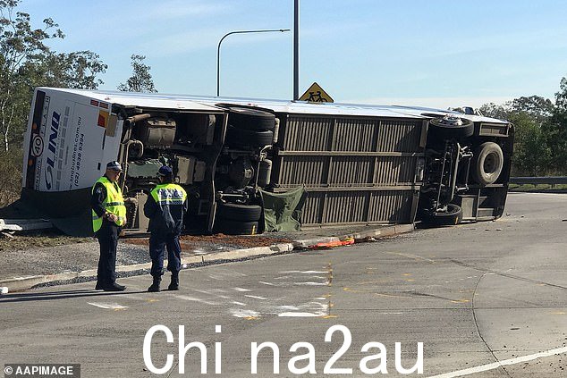 至少有 10 人死亡,25 人受伤,当教练在 Greta 的 Hunter Expressway 出口匝道附近的 Wine Country Drive 12 公里外的环形交叉路口翻滚时,至少有 10 人死亡,25 人受伤
