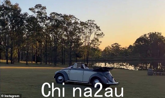 新娘开着一辆经过修复的 1952 年甲壳虫敞篷车抵达婚礼现场,她父亲一直在努力为婚礼及时做好准备