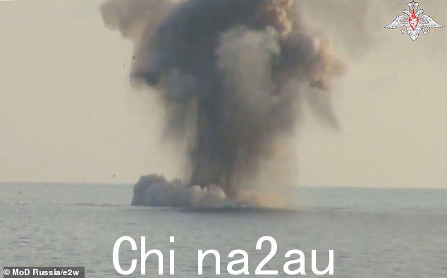 在俄罗斯国防部发布的视频中(如图),可以看到水中发生了巨大的爆炸。俄罗斯表示,它在袭击 Priazovye 之前摧毁了攻击无人机