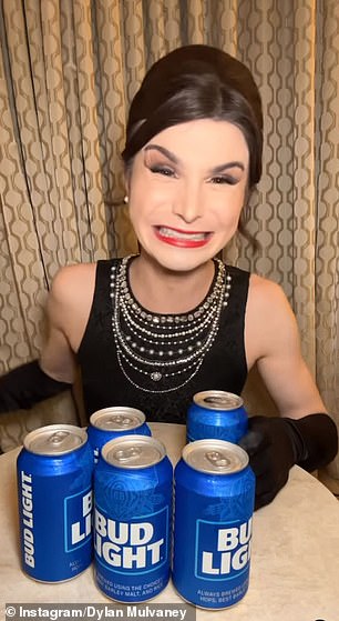 在 26 岁的 Mulvaney 出现在啤酒罐上庆祝她少女时代的第 365 天之后,啤酒公司发现销售额在 4 月初开始急剧下降 - 她因 TikTok 系列而流行起来