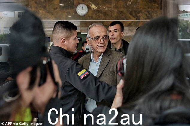 哥伦比亚国防部长 Ivan Velasquez(中)在军事医院接受媒体采访后离开