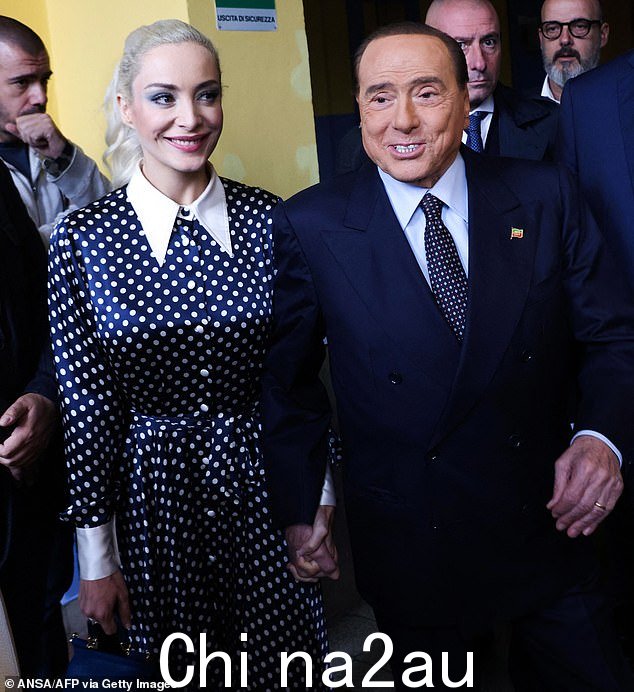 Silvio Berlusconi 和他的搭档 Marta Fascina 将于 2022 年 9 月 25 日抵达米兰的一个投票站投票