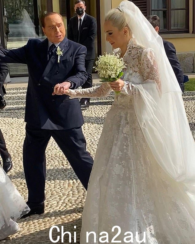 85 岁的意大利前总理西尔维奥·贝卢斯科尼 (Silvio Berlusconi) 为他 32 岁的国会议员新娘玛尔塔·法西纳 (Marta Fascina) 举行了一场“象征性婚礼”