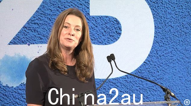 教育部长在铁娘子设立的智囊团发表讲话,批评要求总理立即减税的党内批评者。