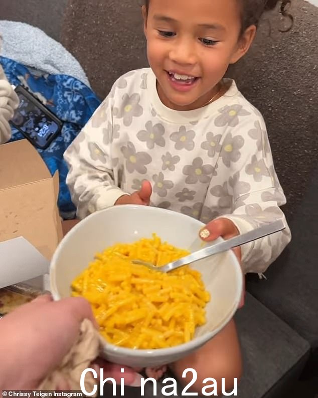 好吃!她还分享了一段她在旅途中做饭的短片,后来她给 Luna 端上了一碗通心粉和奶酪