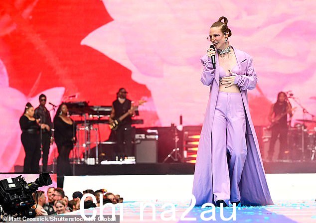 时尚前卫:这位 33 岁的歌手穿着一条同色系的裤子来搭配她的西装,同时她戴着一副粉红色的有色眼镜
