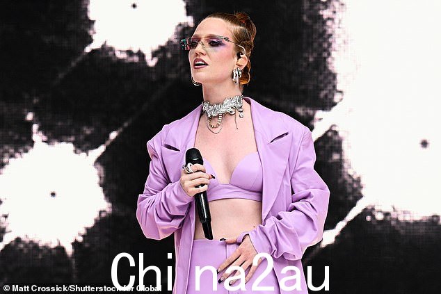 详细信息:表演者 Jess 选择了一条银色个性项链和一些相配的耳环,同时她的手指上戴着一枚引人注目的戒指