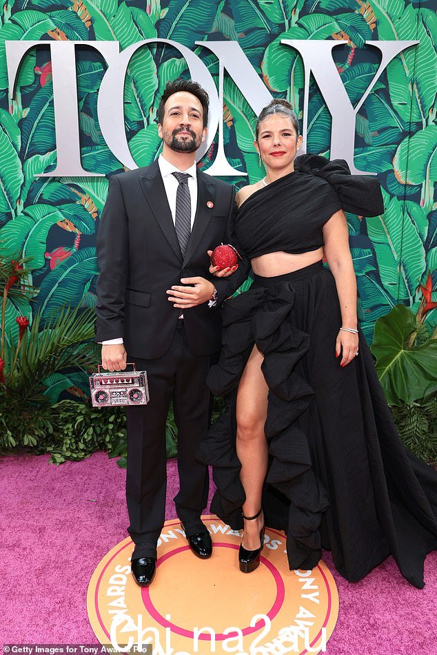 衣冠楚楚的一对:Lin-Manuel Miranda 和妻子 Vanessa Nadal 一起参加了周日在纽约联合皇宫剧院举行的第 76 届托尼奖颁奖典礼