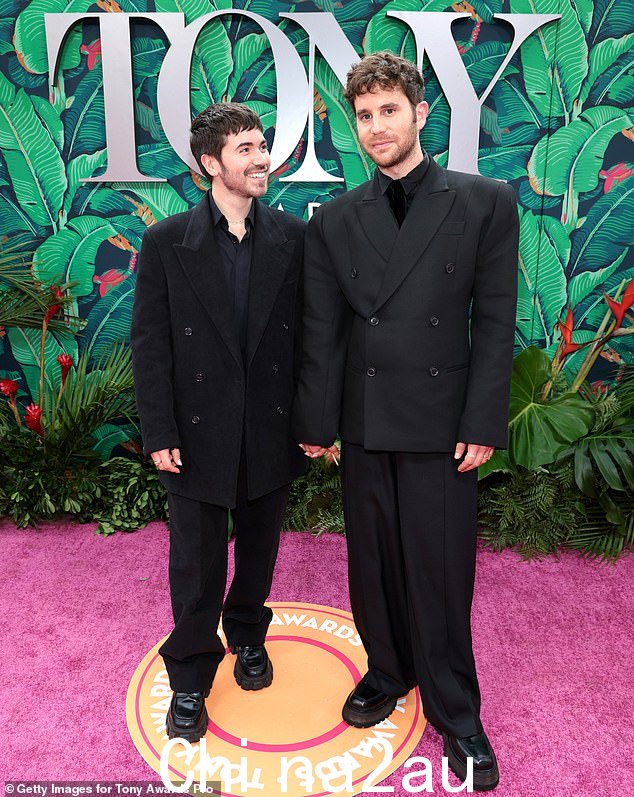 一起走地毯:Ben 和他的未婚夫 Noah Galvin 一起在红地毯上拍了各种照片,还与 Platt 进行了颜色协调