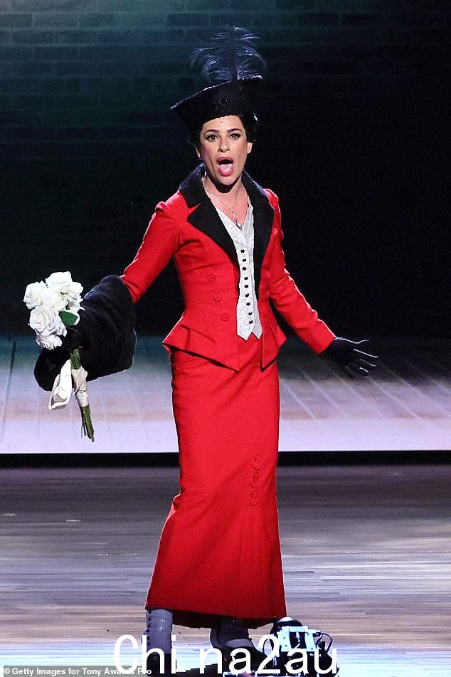 Show-stopper!Lea Michele 于周日在纽约市联合皇宫剧院举行的第 76 届托尼奖颁奖典礼上进行了一场精彩绝伦的表演