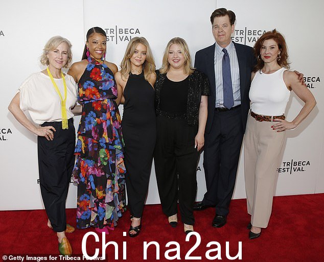 组:Welker White, Alana Barrett-Adkins, Jade Pettyjohn, Francesca、Steve Witting 和 Stephanie Kurtzuba 合影up