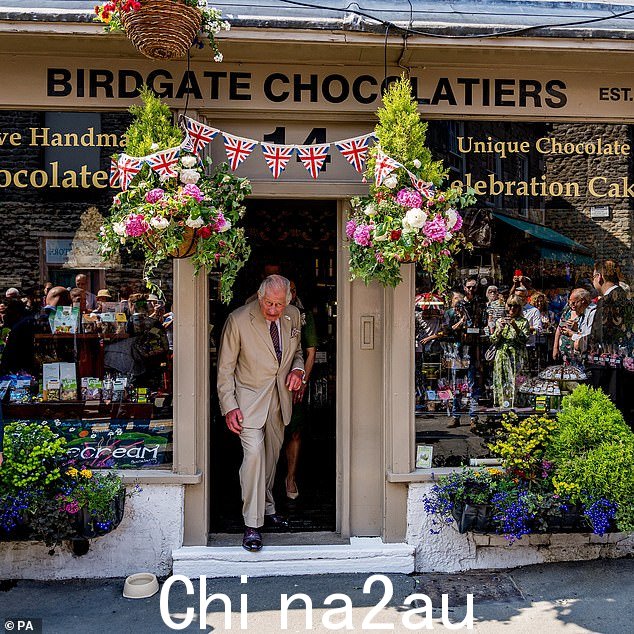 Charles 继续参观了 Market Place 的许多当地商店,包括 Birdgate Chocolatiers,一家手工巧克力店和冰-使用本地原料的奶油店