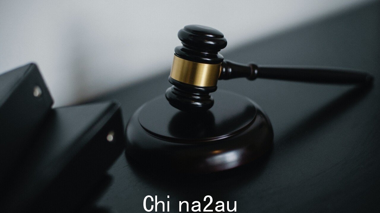 公交车司机获准保释恐怖的猎人谷撞车事故” /><p>猎人谷公交车司机布雷特·安德鲁·巴顿 (Brett Andrew Button) 自周二获得保释后首次出现在公众面前。</p><p>这位 58 岁的老人获得了严格的监管周日,在新南威尔士州亨特地区发生的致命车祸导致 10 人丧生,他在塞斯诺克地方法院出庭时获得保释。</p><p>Button 先生被指控犯有 10 项危险驾驶致人死亡罪和 1 项危险驾驶罪疏忽驾驶导致死亡。</p><p>周二下午,有人看到他走出塞斯诺克警察局,身穿黑色套头衫,兜帽几乎遮住了眼睛。</p><p>有一次,先生Button 在离开警察局时低着头,似乎还竖起了中指。</p><img class=