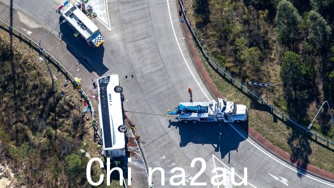 澳大利亚猎人谷 - NCA NewsWire 照片 - 2023 年 6 月 12 日：在一辆载有婚礼嘉宾的公共汽车在猎人谷坠毁后，10 人死亡、11 人住院的现场空中场景报道。图片：NCA NewsWire / Christian Gilles