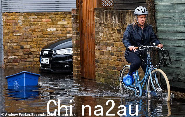 大雨和雷暴导致西伦敦特威克纳姆发生洪水