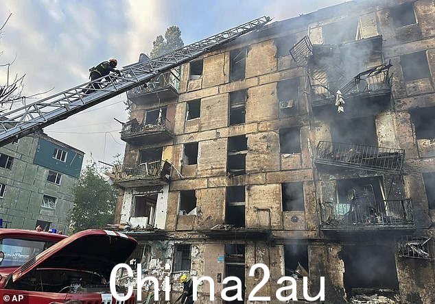 在第聂伯河地区管理局发布的这张照片中,导弹击中 Kryvyi Rih 的一栋多层公寓楼后,急救人员正在灭火