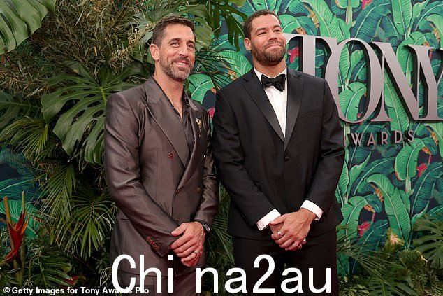 Rodgers 身穿全灰色西装搭配黑色正装衬衫,而 Uzomah 则穿着晚礼服保持优雅