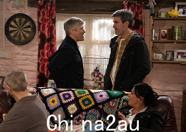 非公开法庭:本周,Caleb 的兄弟 Cain(Jeff Hordley,右)在他试图窃取 Kim Tate 的财产后召集家人一起决定这个骗子的命运