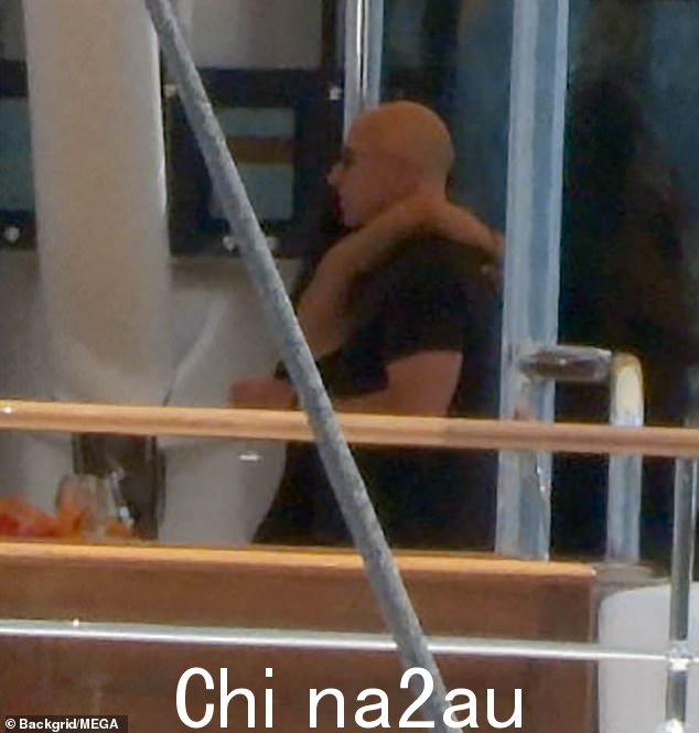 新婚夫妇上船后拥抱在一起
