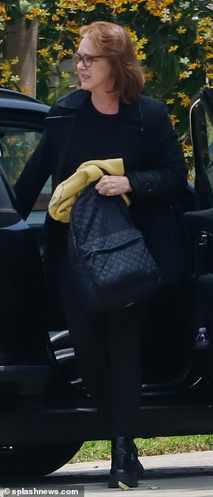外出走动:Elizabeth 在这个场合穿着一身黑色,包括西装外套、上衣、紧身裤和靴子