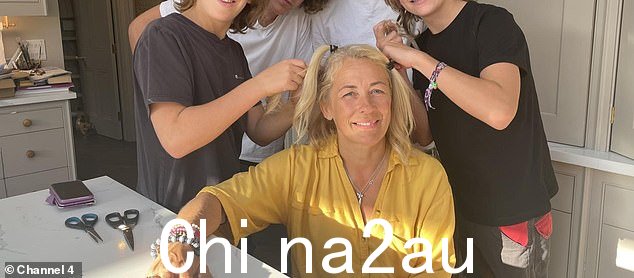 控制:她的四个儿子也讲述了他们看着母亲与疾病作斗争的经历,她的儿子在化疗期间帮她理发