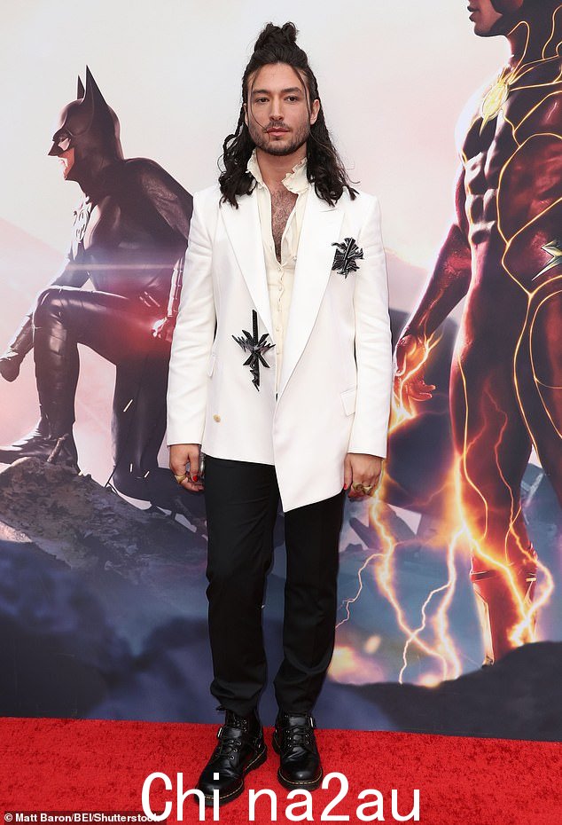 最新消息:30 岁的 Ezra Miller 周一在洛杉矶 Ovation Hollywood 举行的 The Flash 首映式上合照,这是他们在因争吵而登上头条新闻后首次公开露面with the law
