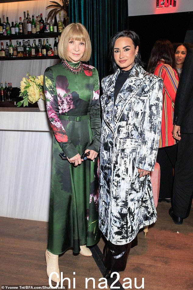 微笑! Vogue 偶像 Anna 还与歌手 Demi Lovato 合影