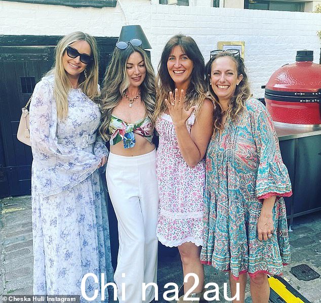 Cheska 和她的好朋友一起庆祝她与 Damian 的订婚,兴奋地在与女友合影时炫耀钻戒