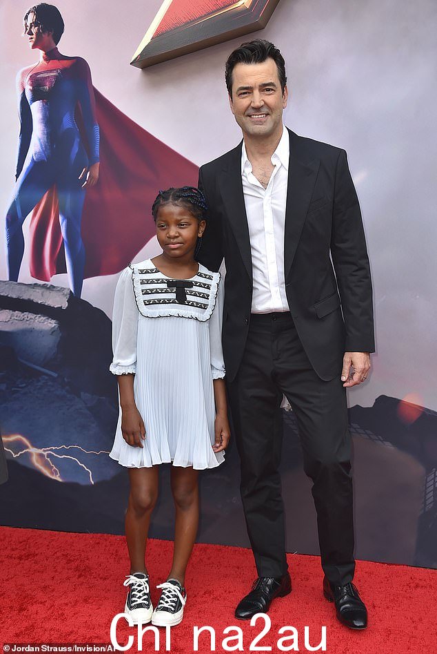 父女郊游:56 岁的 Ron Livingston 和他可爱的女儿 Gracie Livingston