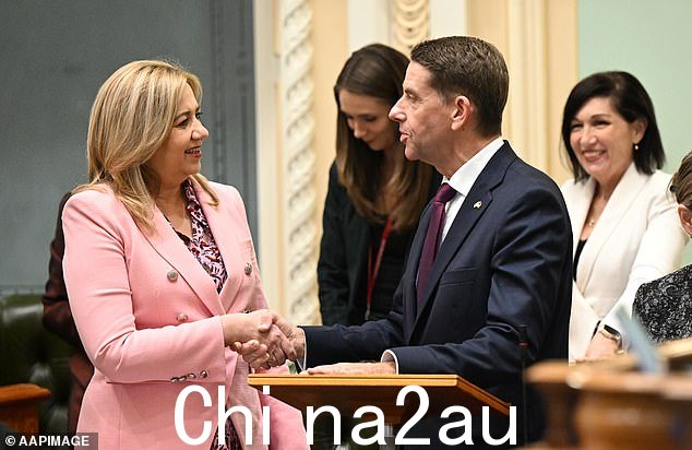 昆士兰财长Cameron Dick (右图与州长 Annastaciacia Palaszczuk）周二宣布 2022-23 年预算盈余达到创纪录的 123 亿美元
