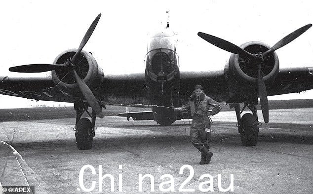 Gp Collier 上尉(如图)帮助英国皇家空军英雄联队指挥官 Guy Gibson 策划了 1943 年 5 月成功的 Dambuster 突袭