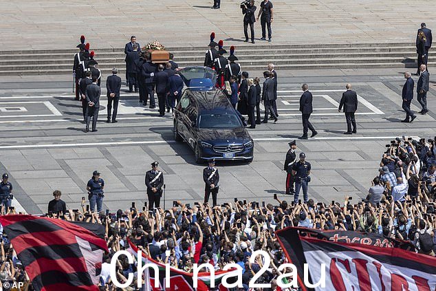 前意大利总理西尔维奥贝卢斯科尼的棺材在意大利米兰哥特式大教堂举行国葬,6 月 14 日星期三