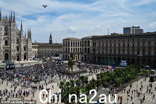 6 月 14 日人们聚集在大教堂广场参加意大利前总理和媒体大亨西尔维奥贝卢斯科尼的国葬