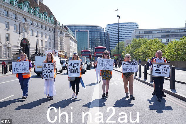 Just Stop Oil 激进分子今天参加威斯敏斯特桥的慢走抗议