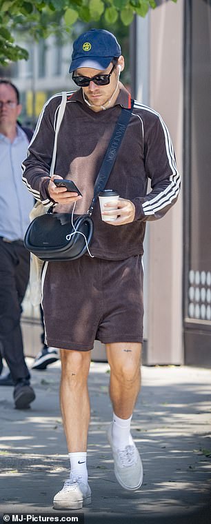 隐藏:Harry 在他随意的打扮中很容易被忽视