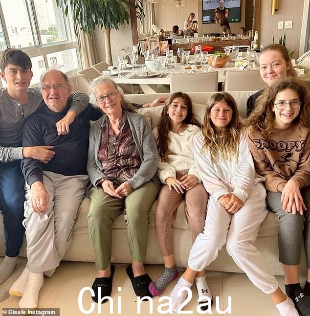 质量法mily Time:Gisele 的父母 Vânia(左三)和父亲 Valdir(左二)和他们的一些孙子。吉赛尔自己的孩子本杰明(左一)和薇薇安(中间亲戚旁边的穿全白衣服的女孩)在照片中的孙辈中