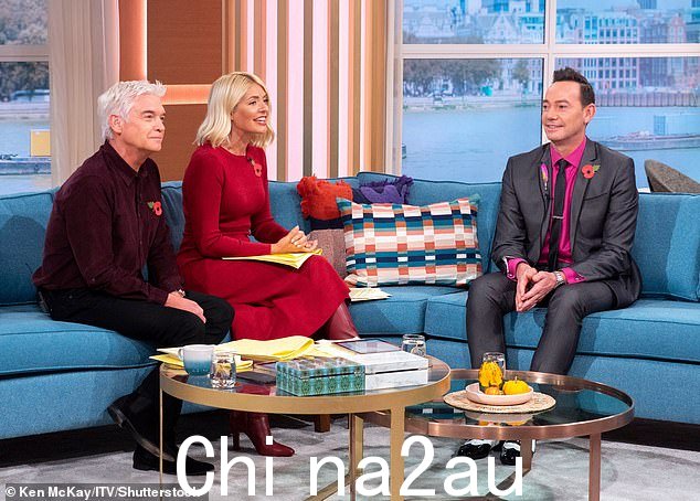 Craig Revel Horwood 与当时的主持人 Phillip Schofield 和 Holly Willoughby 一起出现在 2019 年的 This Morning 沙发上