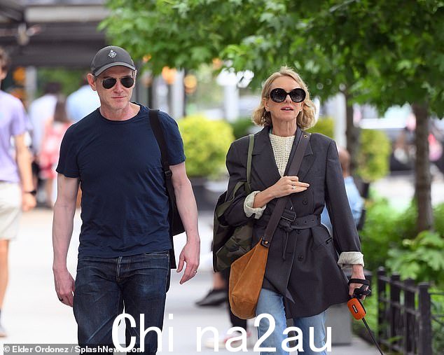 新婚夫妇 Naomi Watts 和 Billy Crudup 在结婚几天后作为已婚夫妇第一次一起外出时精神很好