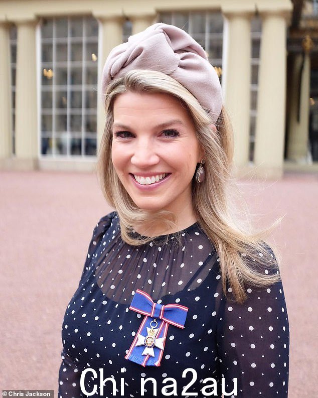  Natasha Archer 于 2019 年在白金汉宫被授予维多利亚皇家勋章，以表彰她为皇室所做的贡献