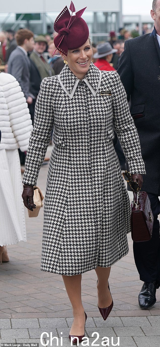 Zara 在 2020 年的 Ascot 惊呆了,她穿着 Laura Green 的千鸟格外套,搭配协调的勃艮第配饰