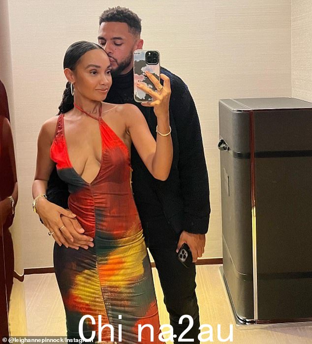我愿意:Little Mix 歌手和足球运动员在一群精选的亲密朋友和家人面前喜结连理(合影)