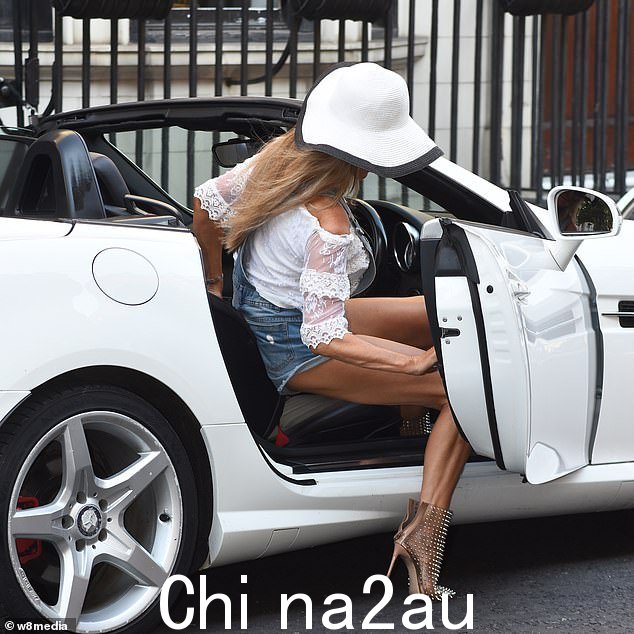 尽情享受吧!毫无疑问,Lizzie 一直在充分利用夏季热浪