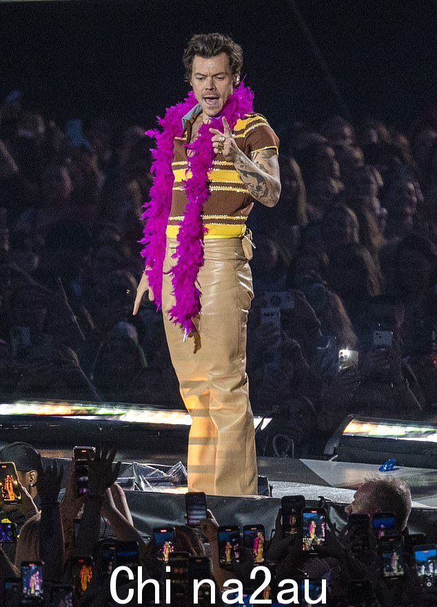 Touring:Harry 一直在为他的粉丝取悦售罄的巡演和他的最后一场演出将带他穿越英格兰、爱尔兰、威尔士和欧洲大陆