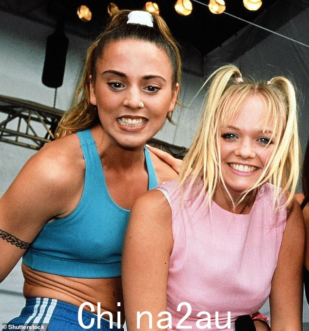 还没有变老:Mel 和 Emma 看起来就像他们在 90 年代的鼎盛时期(1995 年的照片)