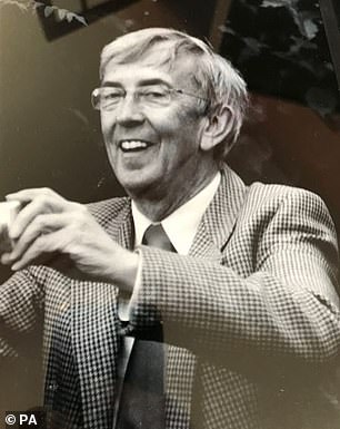 Farquhar 先生多年来一直在与自己的性取向作斗争,在 1983 年搬到著名的 Stowe 之前,他曾在私立的曼彻斯特文法学校教英语
